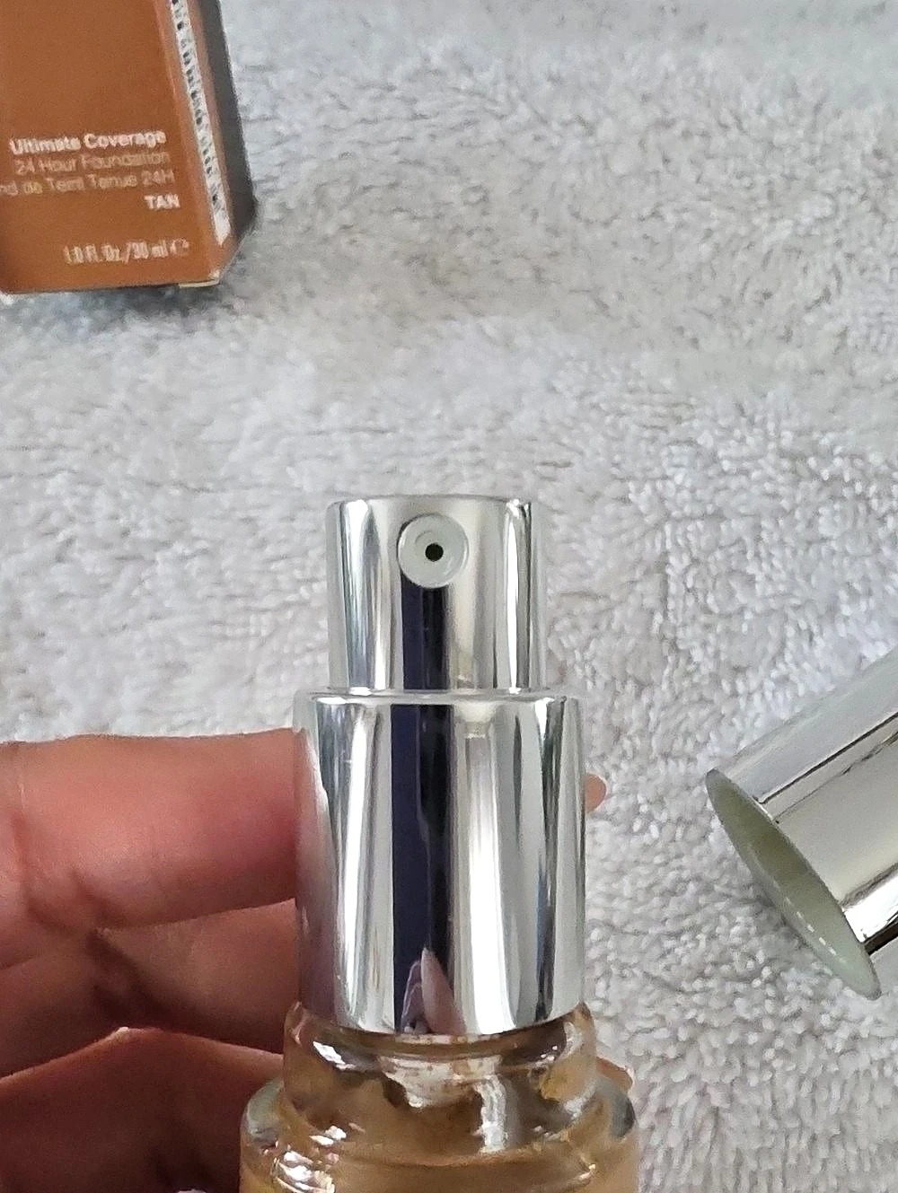 Becca Ultimate Coverage Tan 24 Hour Foundation in Brown NWT - Picture 3 of 4
